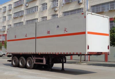 程力威牌CLW9400XZW型雜項危險物品廂式運輸半掛車
