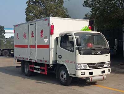 程力威牌CLW5074XZW5型雜項(xiàng)危險(xiǎn)物品廂式運(yùn)輸車(chē)