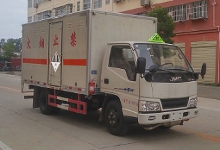 程力威牌CLW5041XZWJ5型雜項(xiàng)危險(xiǎn)物品廂式運(yùn)輸車(chē)
