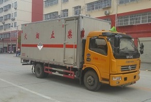 程力威牌CLW5114XZWE5型雜項(xiàng)危險(xiǎn)物品廂式運(yùn)輸車(chē)