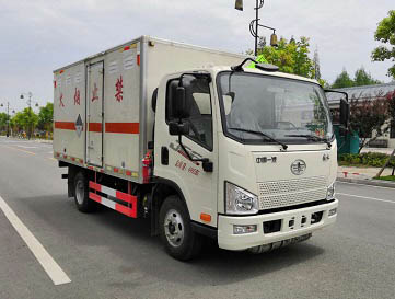 程力威牌CLW5040XZWC6型雜項(xiàng)危險(xiǎn)物品廂式運(yùn)輸車(chē)