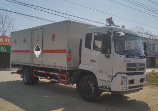 程力威牌CLW5183XZWD5型雜項(xiàng)危險(xiǎn)物品廂式運(yùn)輸車(chē)