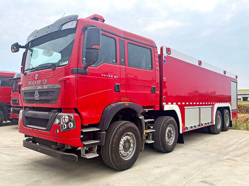 重汽豪沃15T泡沫消防車